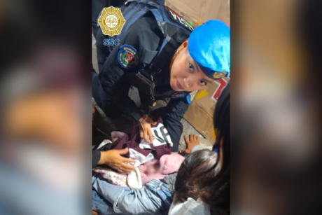 Bebé nace en el Metro Pantitlán con ayuda de policías