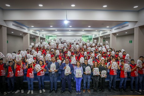 Cristina Díaz inicia entrega de útiles escolares gratuitos en Guadalupe