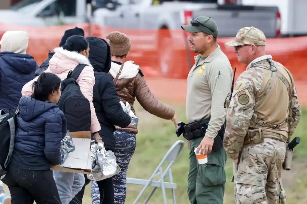 Policías migratorios de Estados Unidos deteniendo a migrantes. Foto: La Lista.