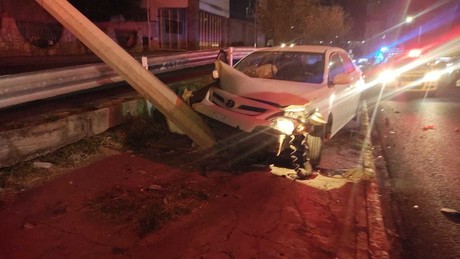 Hombre choca contra un poste en Monterrey (VIDEO)