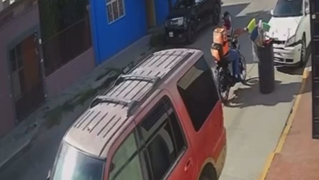 Video: Repartidor Didi roba negocio a bordo de su motocicleta