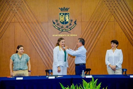 Cecilia Patrón Laviada recibe la administración pública de Mérida