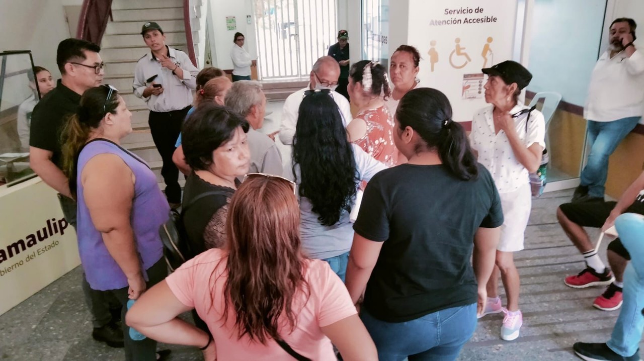 Pese a la protesta, las autoridades de COMAPA poco hicieron caso e ignoraron a las vecinas que solo reclaman que dejen de brotar aguas negras en la colonia. Foto: Axel Hassel