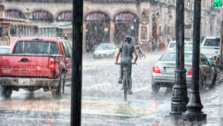 ¡Atención! Recomendaciones para andar en bicicleta en un día de lluvia