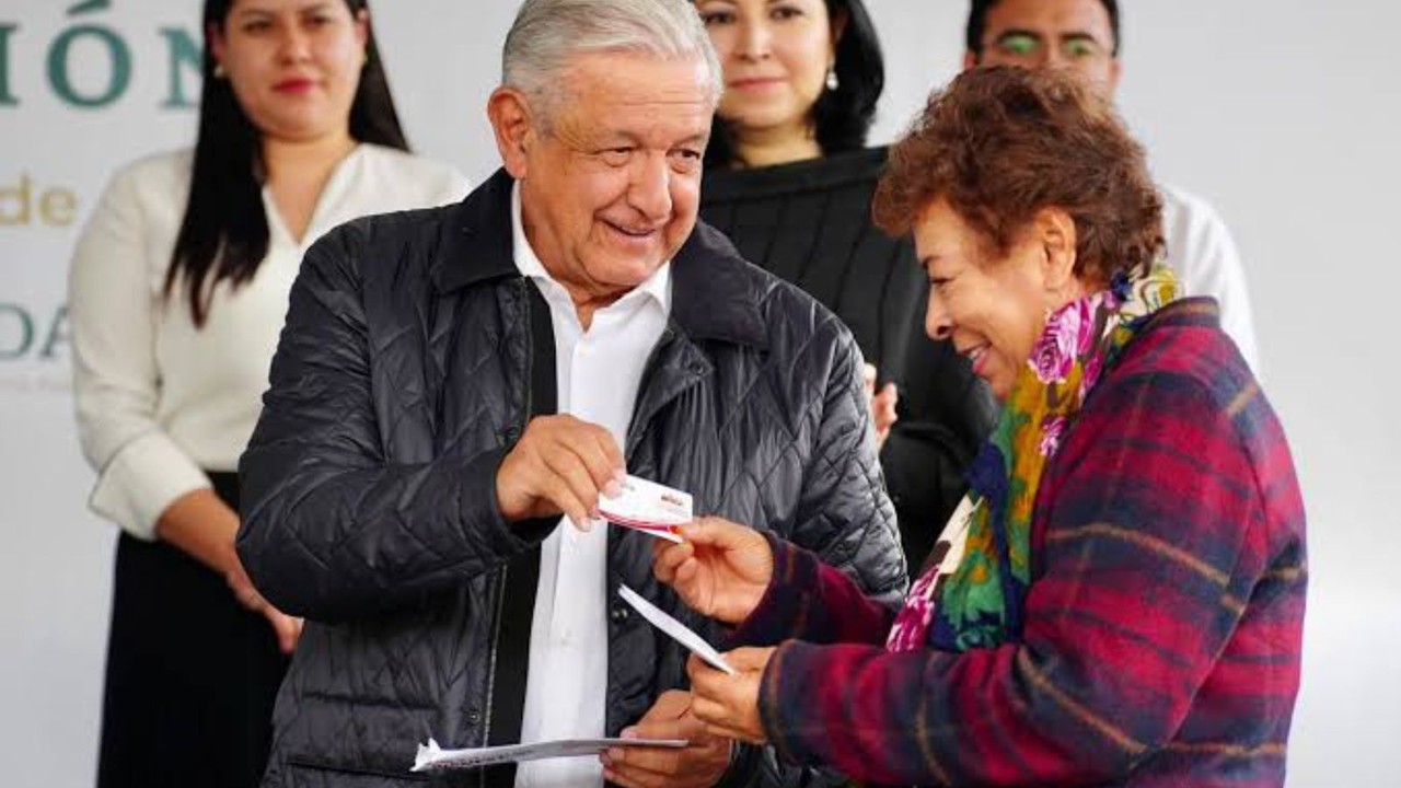 Andrés Manuel López Obrador junto a una adulto mayor. Foto: Programas para el Bienestar.