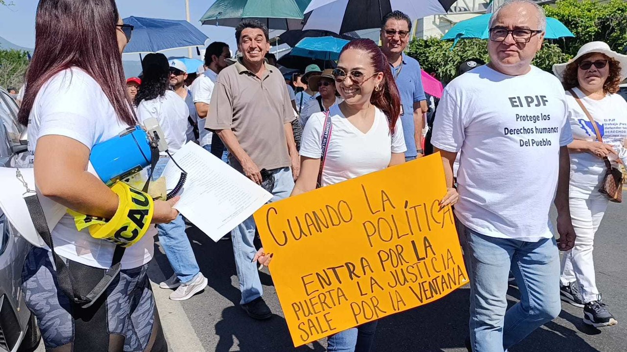 La tarde del pasado lunes se realizó un paro de actividades en cada una de las oficinas del Poder Judicial de los 32 estados de México, lo que implica a aproximadamente 55,000 trabajadores. Foto: Victoria Jiménez