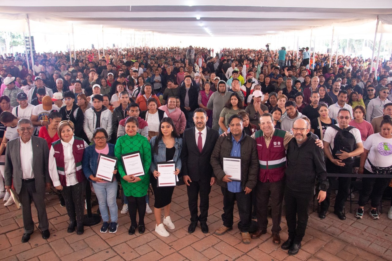 Martí Batres con autoridades y personas a las que les entregaron su crédito. Foto: @SedecoCDMX