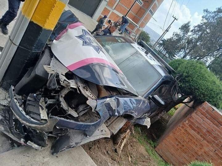 La patrulla quedó con el frente destrozado. Foto: FB Sopa de Todo