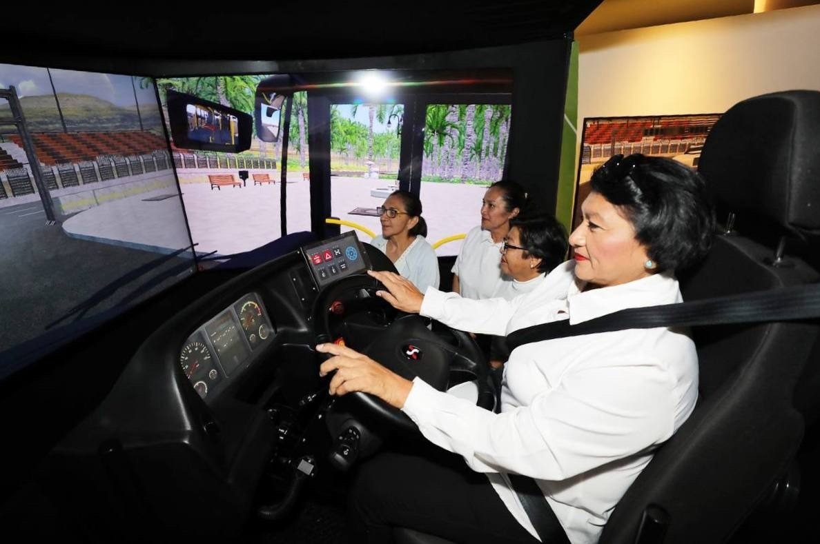 Inició la capacitación de 10 mujeres con el programa Ellas al Volante de la Agencia de Transporte de Yucatán Foto: Cortesía