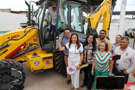 Milena Quiroga entrega retroexcavadora al Oomsapas