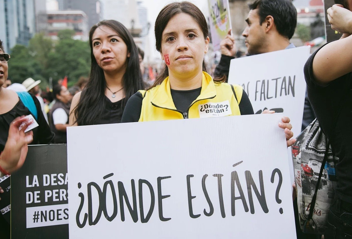 En la imagen un grupo de personas exigen a las autoridades acciones para localizar a las víctimas de desapariciones forzadas. Foto: Amnistía Internacional España