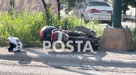 Derrapa motociclista por frenón de auto y fuga de aguas negras de AyD