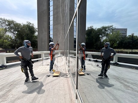 ¡Pasión en las alturas! Limpian ventanales de edificios en Monterrey