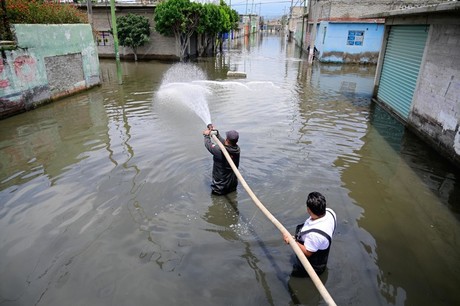 ¡Con biotecnología! Previenen infecciones en Chalco tras inundaciones