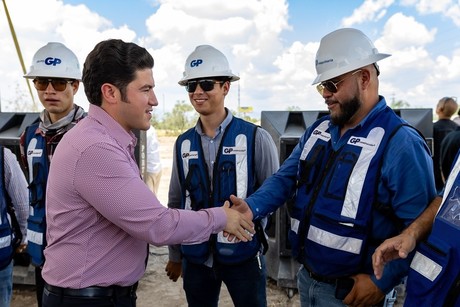 Samuel García inspecciona terreno para planta de Volvo en Ciénega de Flores