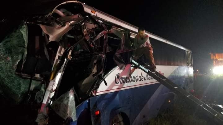 El autobús, que provenía de la Ciudad de México y se dirigía a Ciudad Victoria, fue impactado por detrás por un tractocamión, lo que ocasionó lesiones a varios pasajeros. Foto: Redes sociales