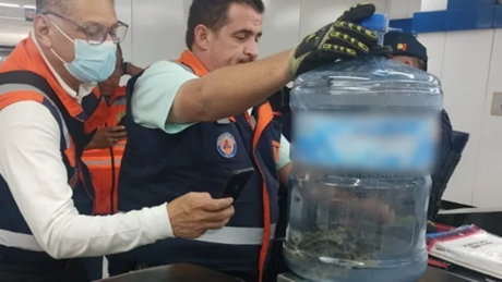 Hallan víbora en un garrafón en la estación Revolución de la línea 2 del Metro