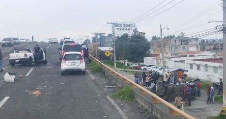 Muere conductor tras salir 'volando' de la carretera Toluca-Naucalpan