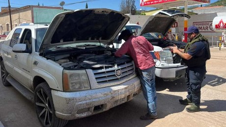 Policía Municipal ayuda a hombre con falla en su camioneta