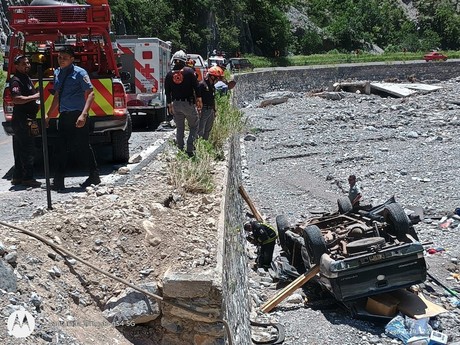 Cae vehículo en barranco en Paraje 'Los Altares' de Iturbide