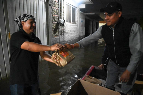 En lanchas reparten KFC y Burger King a afectados por inundaciones en Chalco