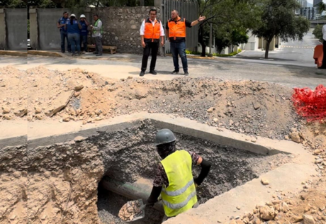 Jesús Nava supervisa trabajos de reubicación de tubería en Santa Catarina