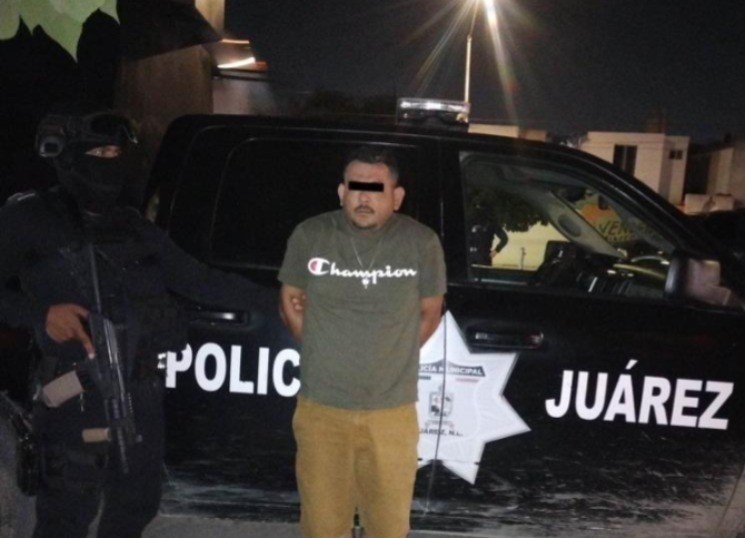 El hombre de 23 años tras ser detenido por policías del municipio de Juárez. Foto: Policía de Juárez.