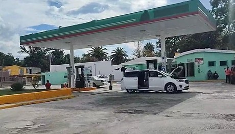 Cierran clientes gasolinera en Zaragoza; aseguran que les cargaron agua