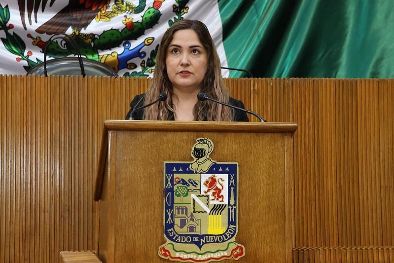 Jessica Martínez en el pleno del Congreso de Nuevo León exponiendo las afectaciones que deja el ya no pagar con efectivo en el transporte público. Foto: Armando Galicia.