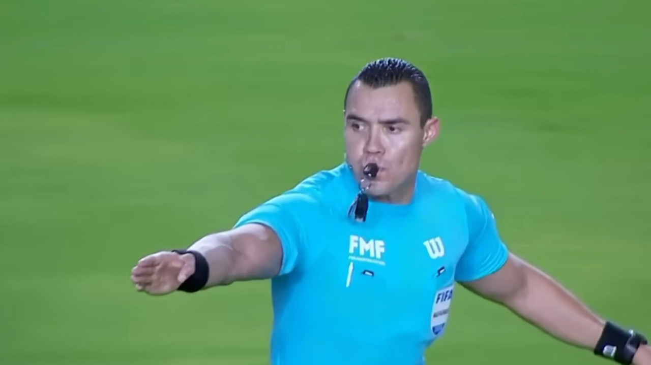 El arbitro duranguense quien fuera galardonado en el torneo anterior (Clausura 2024), como el mejor arbitro de la Liga MX, ha sido señalado de presuntamente agredir a un jugador del Club Pachuca. Foto. YouTube/ FOX Sports MX.