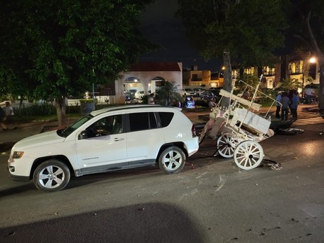 Calesa queda destrozada tras ser chocada por un auto en Paseo de Montejo