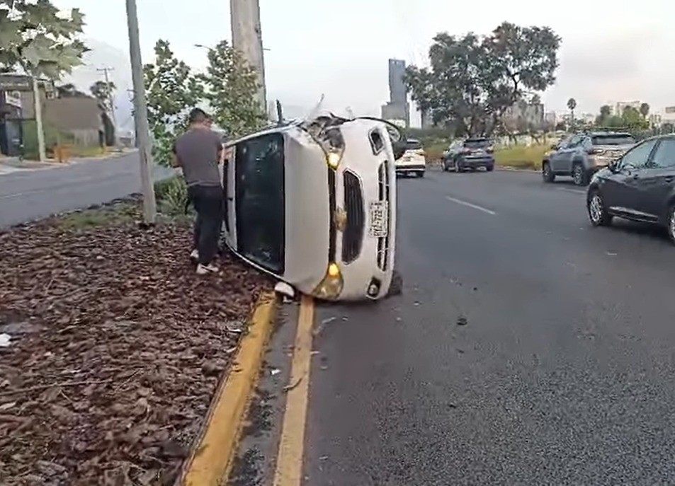 El auto Chevrolet Aveo impactó contra un árbol y quedó volcado en la avenida Morones Prieto. Foto: Protección Civil de Nuevo León.