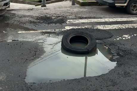 Vecinos padecen mal olor y daños a vialidades por fuga de aguas negras