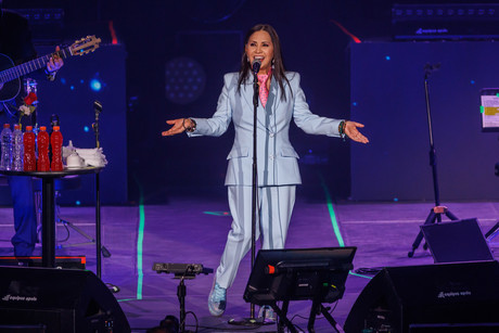 Ofrece Ana Gabriel una lluvia de éxtasis a regios