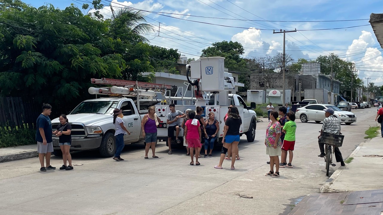 Vecinos secuestraron a trabajadores de la CFE. Foto: Axel Hassel