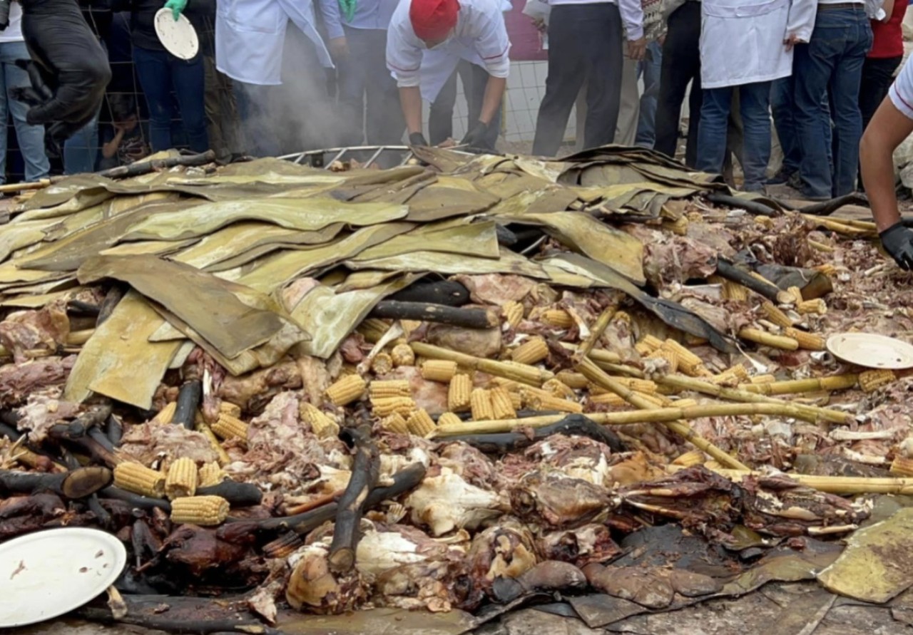 La barbacoa típica de Hidalgo en la que se usaron 67 borregos y 200 pollos. Foto: Facebook Gallo de Hidalgo.