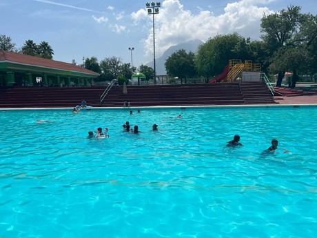 Aprovechan vacaciones para refrescarse en el Parque España