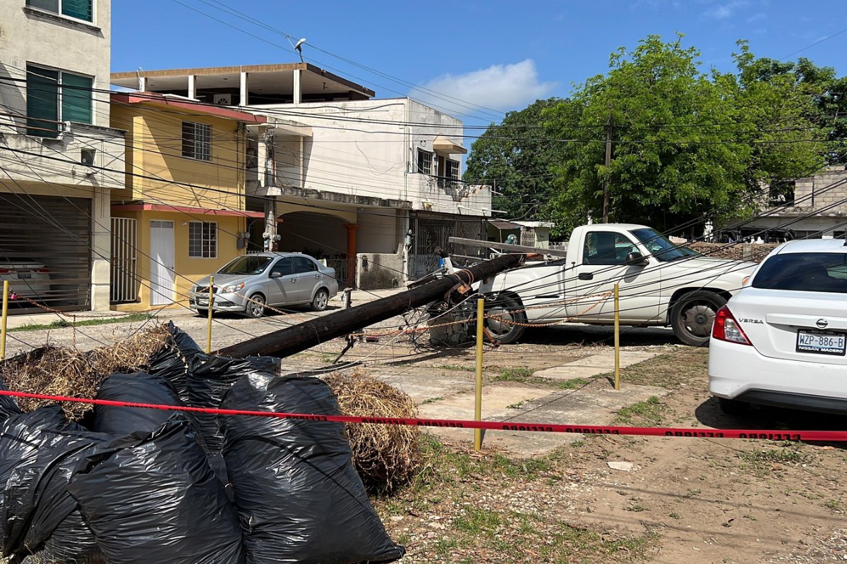 Vecinos del sector ya habían reportado el mal estado del poste a las autoridades de la CFE. Foto: Axel Hassel