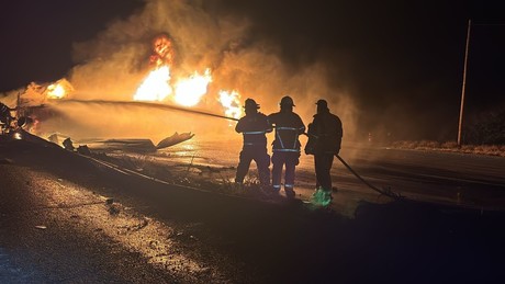 Accidente en carretera 57: Pipa con gasolina vuelca y provoca incendio