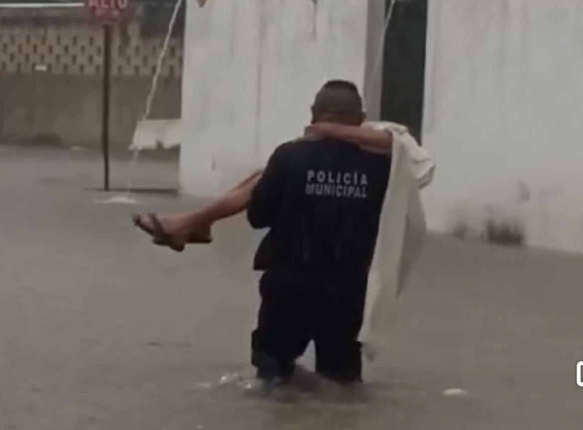 Rescate a una señora de 90 años, atrapada en las lluvias en Tizimín. Foto: Redes sociales