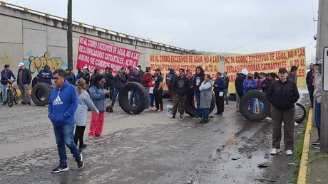 Vecinos cierran la carretera Toluca-Naucalpan en rechazo a altos costos de agua