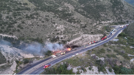 Continúan los estragos viales en la carretera 57 tras accidente en Los Chorros