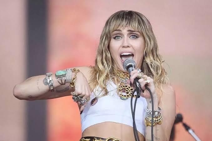 Miley Cyrus cerrando negociaciones para actuar en Súper Bowl 2025 Foto: Redes Sociales