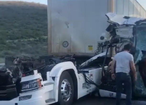 Tráiler destruido tras el choque contra otra unidad. Foto: Protección Civil de Nuevo León.