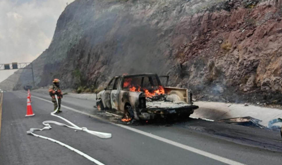 Afortunadamente, las personas lograron salir a tiempo de la camioneta. (Fotografía: Redes sociales)