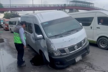 Aparece socavón en Iztacalco y cae una Urvan de transporte público