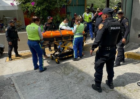 Hombre cae a barranco y lo rescatan policías y paramédicos de la SSC