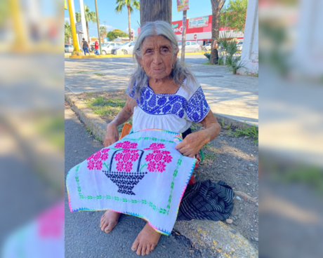 Abuelita vende carpetitas bordadas para sobrevivir