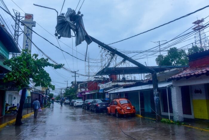 Daños en el centro de Acapulco, Guerrero tras el paso del huracán 'John'. Foto: Aristegui Noticias.