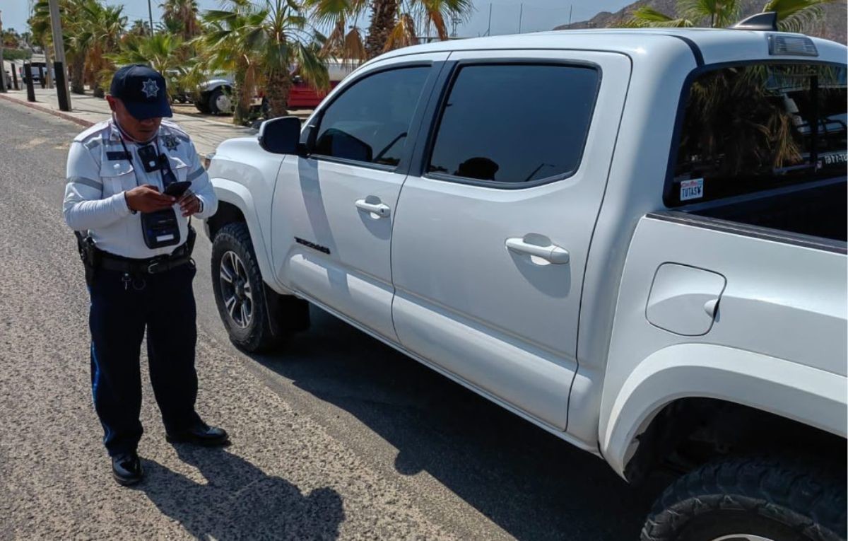 El oscurecimiento de los cristales limita la visión del conducto aumentando las posibilidades de sufrir un accidente. Foto: Ayuntamiento de Los Cabos